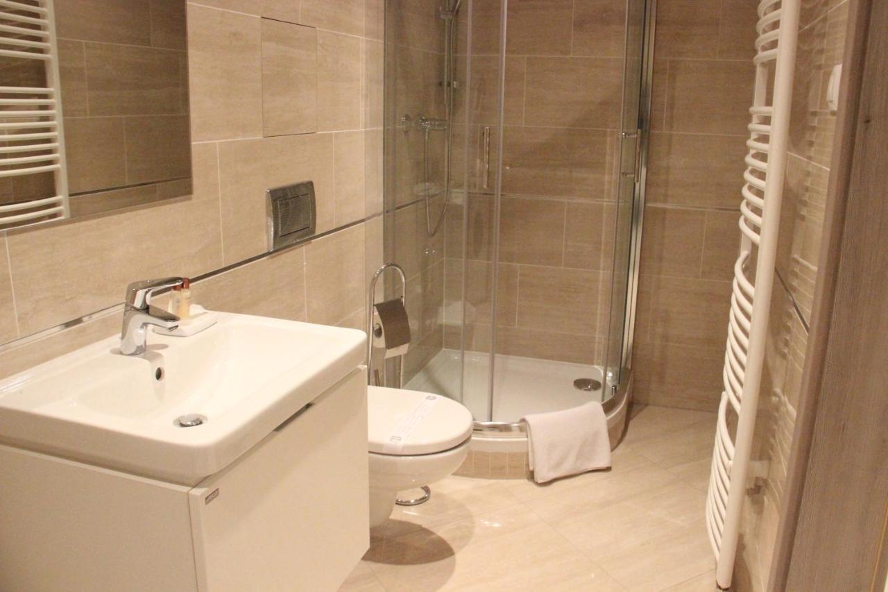 Element Prag Airport Apartment Bagian luar foto