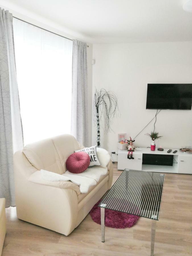 Element Prag Airport Apartment Bagian luar foto